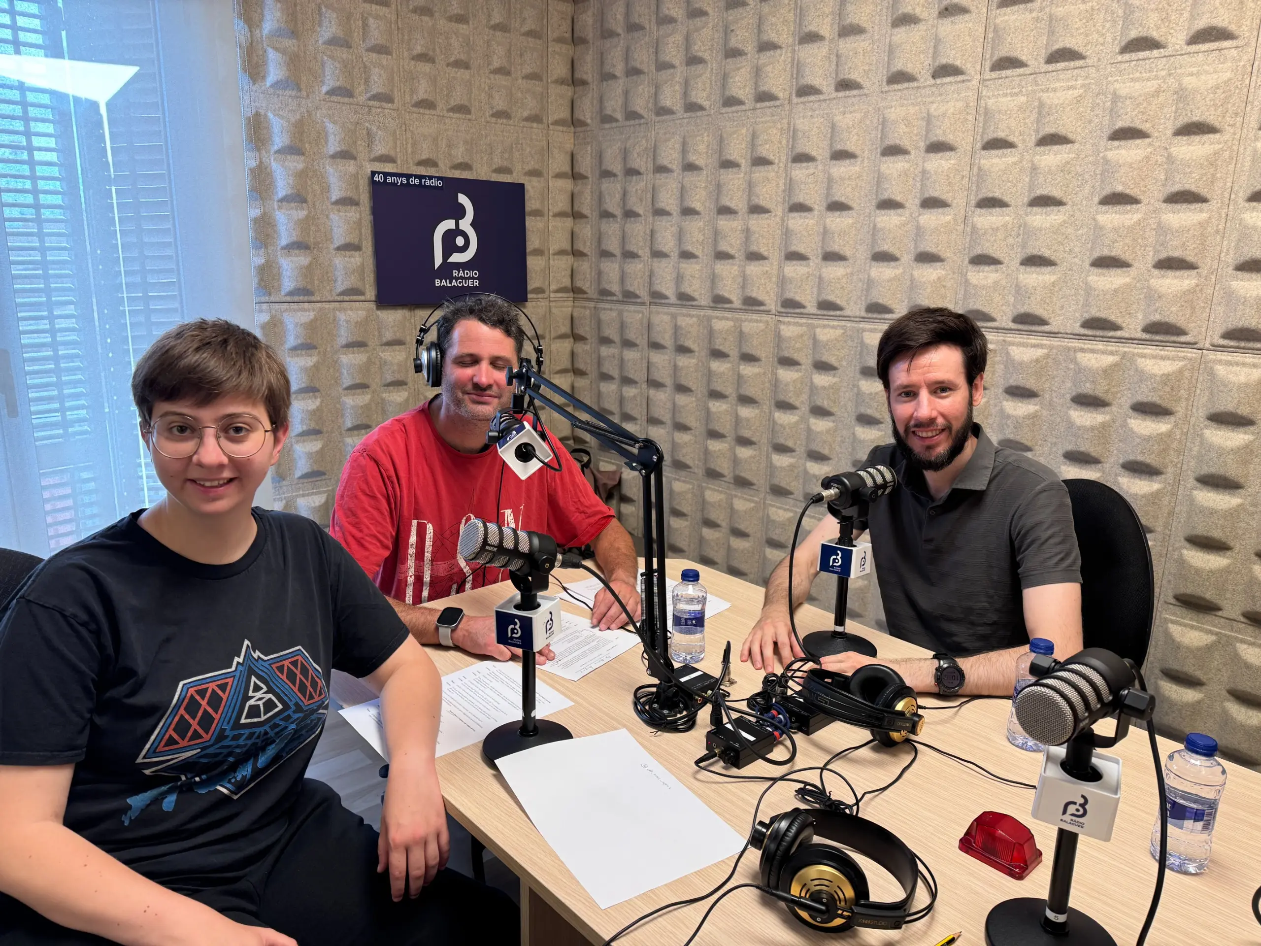 Dr. Marc Agraz en el estudio de Ràdio Balaguer durante su participación en Sortint del Cercle para hablar de estigma, autoestigma y salud mental.